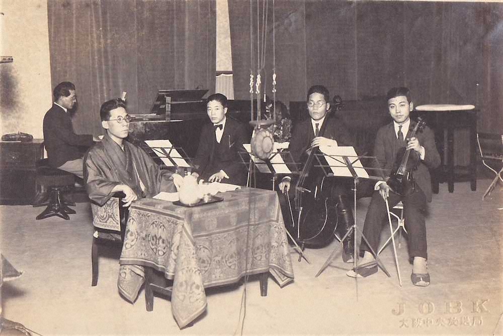 1928（昭和3）年、NHK大阪中央放送局（JOBK）で映画「ブラッドシップ」の説明を行った活弁士時代の小島善平氏（左から2人目）＝遺族提供＝