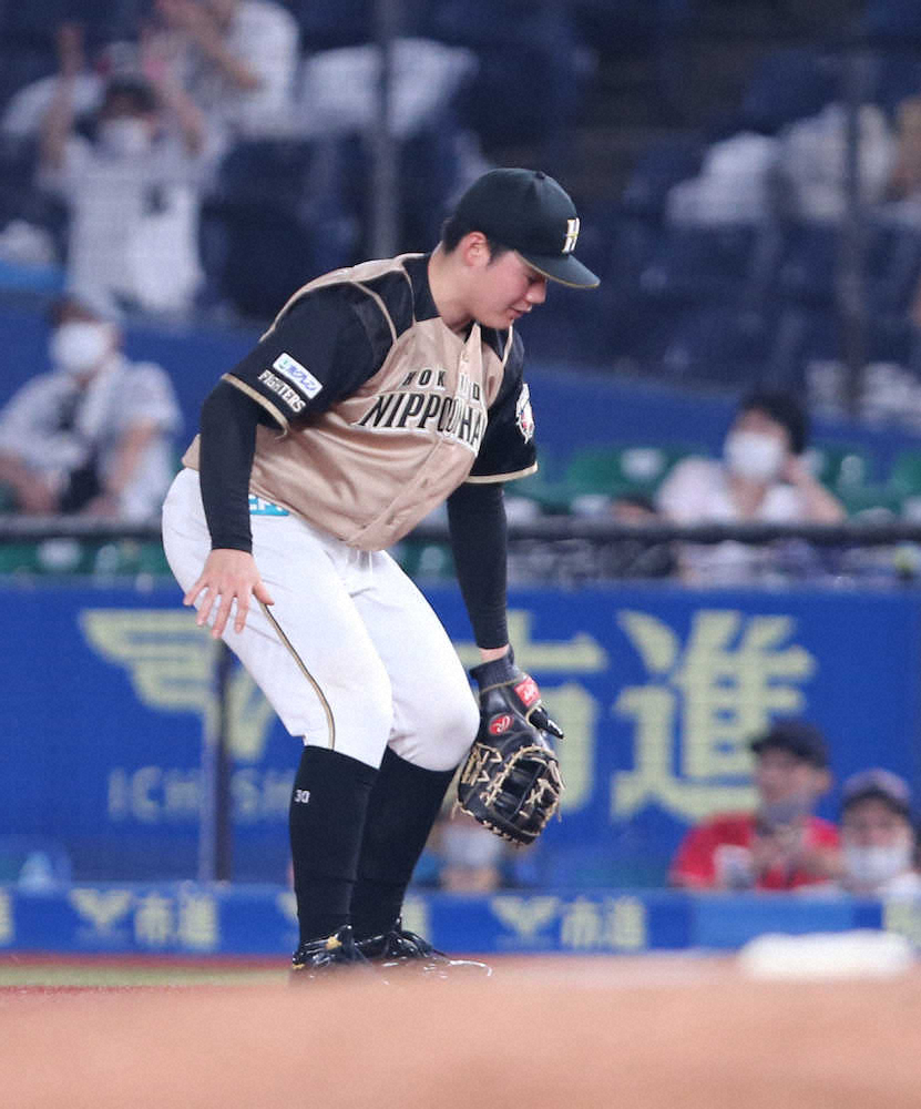 【画像・写真】日本ハム3位スルリ　守備でミス…7回だけで2失策と1野選