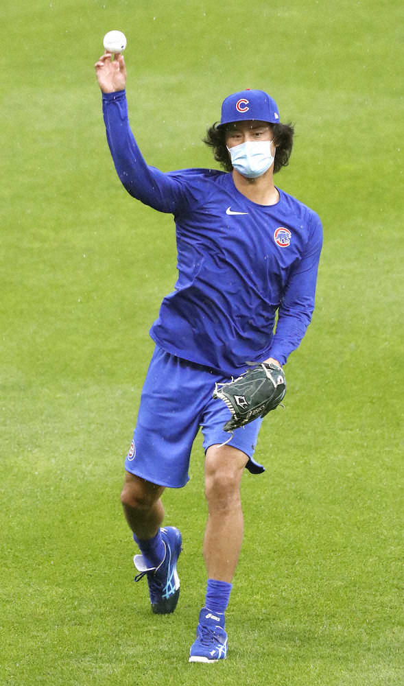 【画像・写真】雨天中止となった7月30日のレッズ戦。マスクを着けてキャッチボールするカブスのダルビッシュ