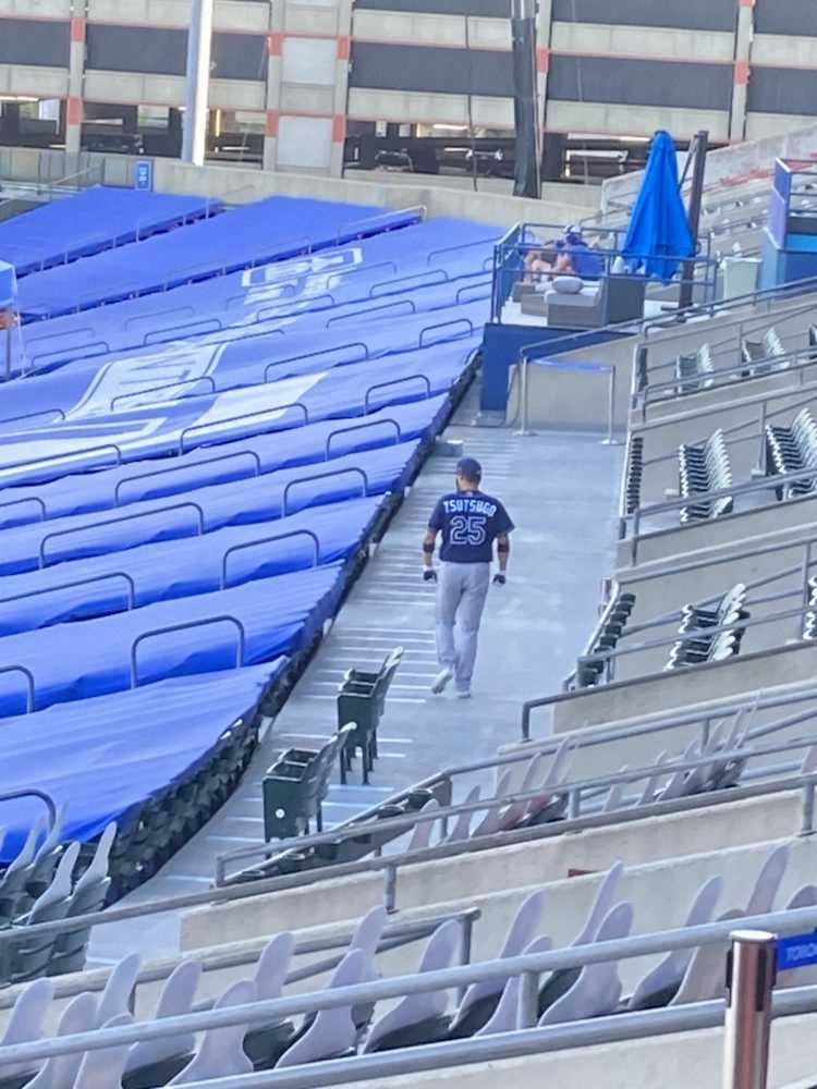 【画像・写真】筒香が試合中にスタンド通路に…“突貫”メジャー開催のBジェイズ3A本拠地で珍しい光景