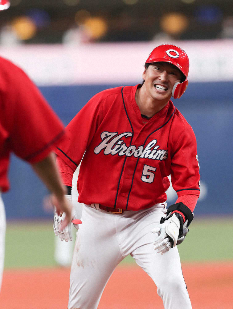 【画像・写真】広島・長野が429日ぶり三塁打…35歳の“夏男”が魅せた快打＆激走にチームメート大盛り上がり！