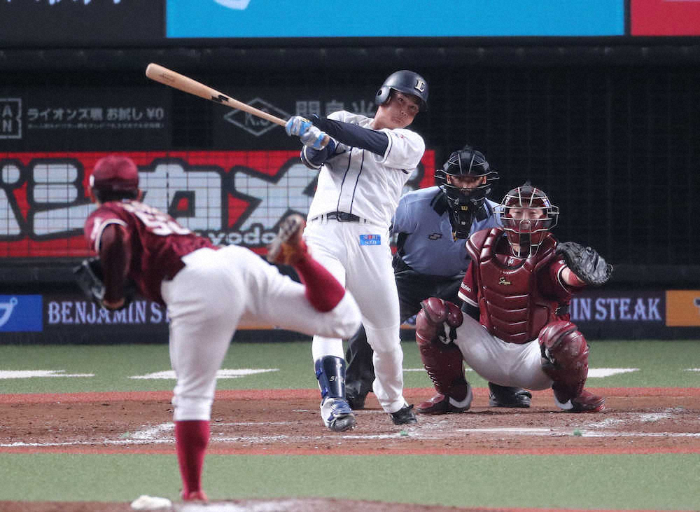 【画像・写真】西武・西川がプロ初安打となる2点二塁打、走塁アウトで記念球受け取り苦笑い