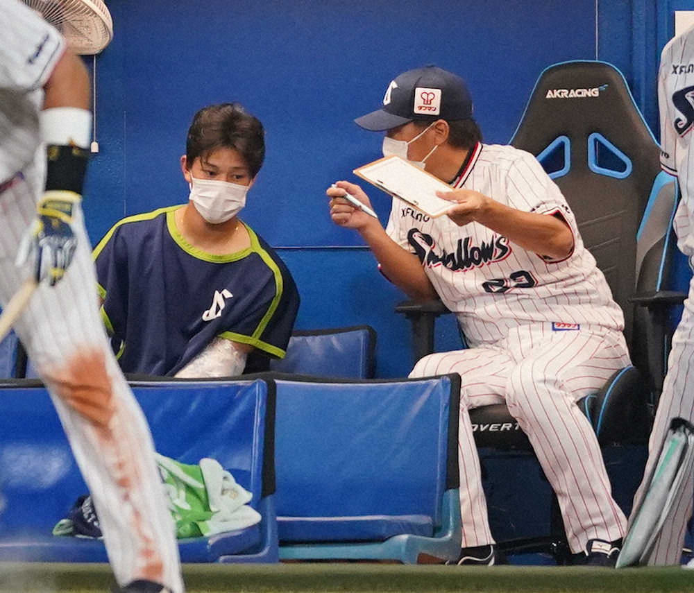 【画像・写真】ヤクルト・高橋　プロ最短2回4失点KO　降板後ベンチで高津監督から指導
