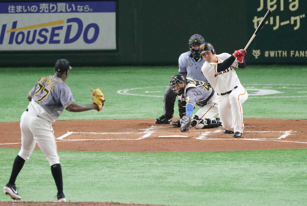 【画像・写真】巨人・岡本　先制適時打「還すことだけ考えた」低め食らいつき三遊間抜く