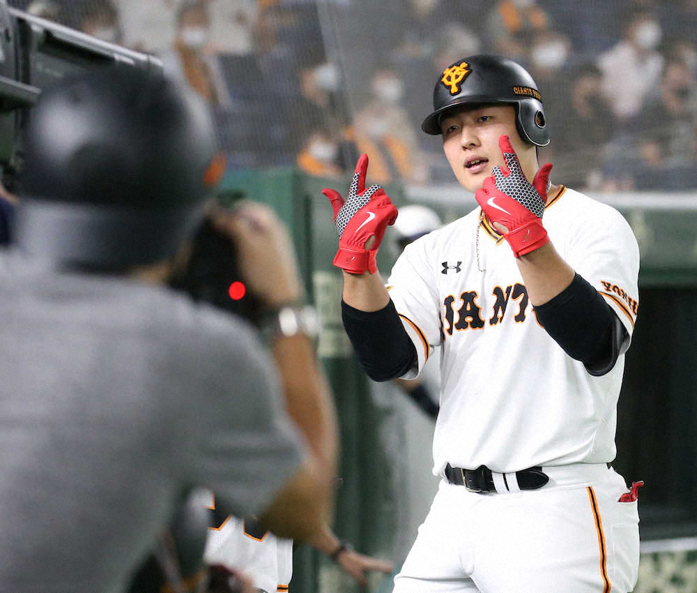 【画像・写真】巨人・岡本　リーグトップ独走18号、約束通りの「J」ポーズ披露