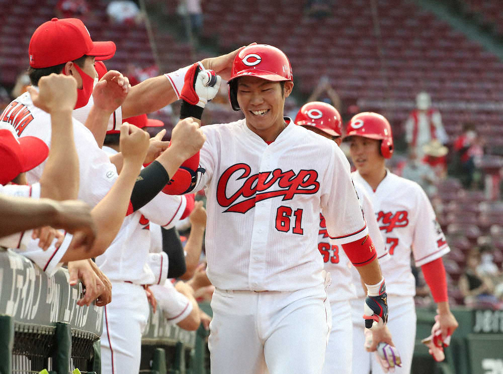 【画像・写真】最下位・広島、首位・巨人相手に初回5点先取！今季1号3ランの坂倉「森下さんの援護点になって良かった」