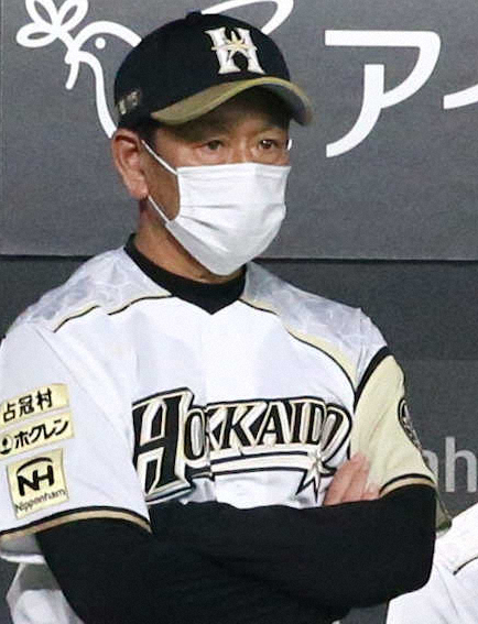 【画像・写真】＜日・楽＞ベンチで試合を見る日本ハム・栗山監督（撮影・高橋茂夫）