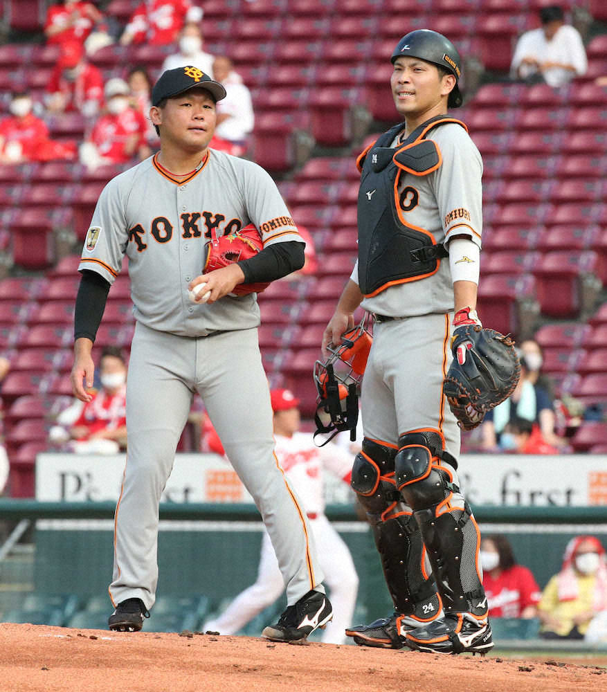 【画像・写真】＜広・巨＞初回、マウンドの巨人・田口（左）に駆け寄る大城（撮影・森沢裕）