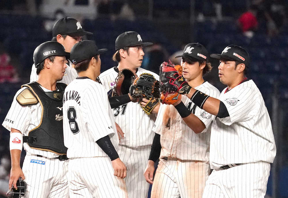 【画像・写真】＜ロ・ソ＞グラブを密にして勝利を喜ぶロッテナイン（撮影・長久保　豊）