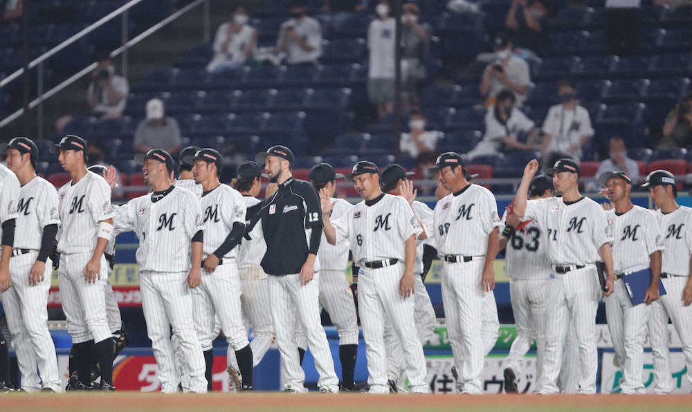 【画像・写真】＜ロ・ソ＞単独首位にたったロッテ・井口監督（中央右）は4勝目をあげた石川（中央左）はナインを出迎える　（撮影・西川祐介）