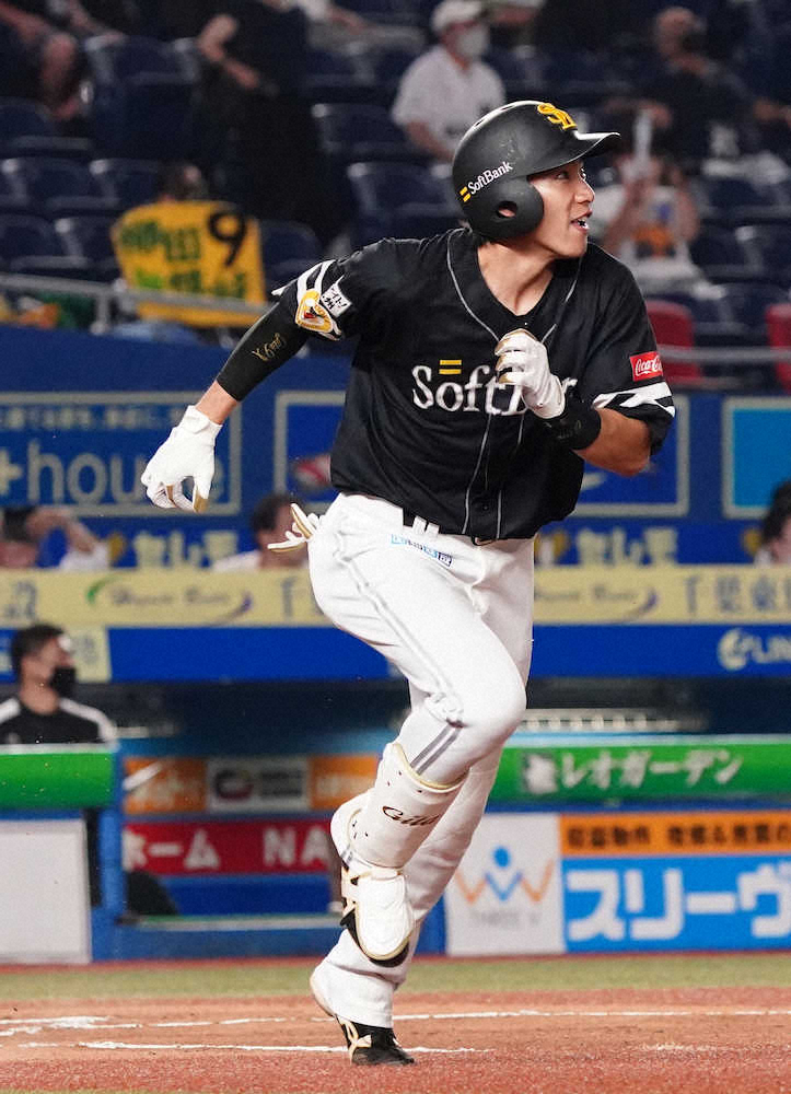 【画像・写真】＜ロ・ソ＞6回、ソフトバンク先頭の柳田が中越えに同点弾を放つ（撮影・長久保　豊）