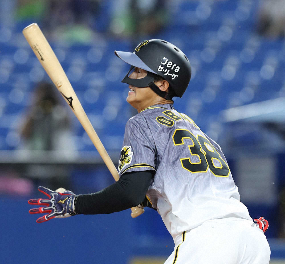 【画像・写真】阪神2年目・小幡プロ初出場　鳥谷ばり“バットマンスタイル”で登場