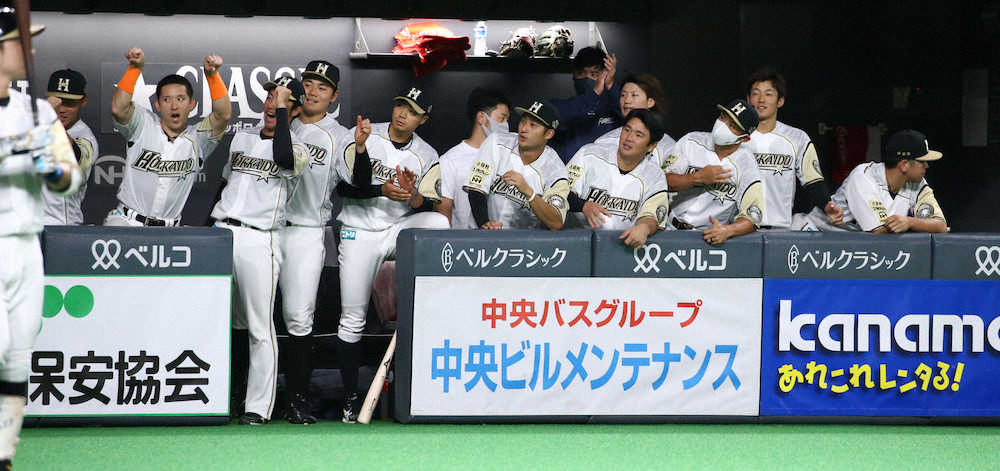 【画像・写真】＜日・楽＞5回2死、本塁打を放った中田を出迎えるベンチの選手ら（撮影・高橋茂夫）