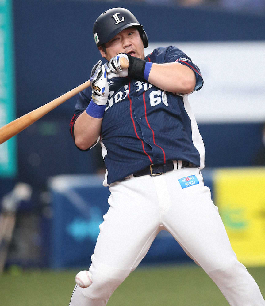 【画像・写真】＜オ・西＞4回1死二、三塁、右手に死球を受ける西武・中村（撮影・北條　貴史）