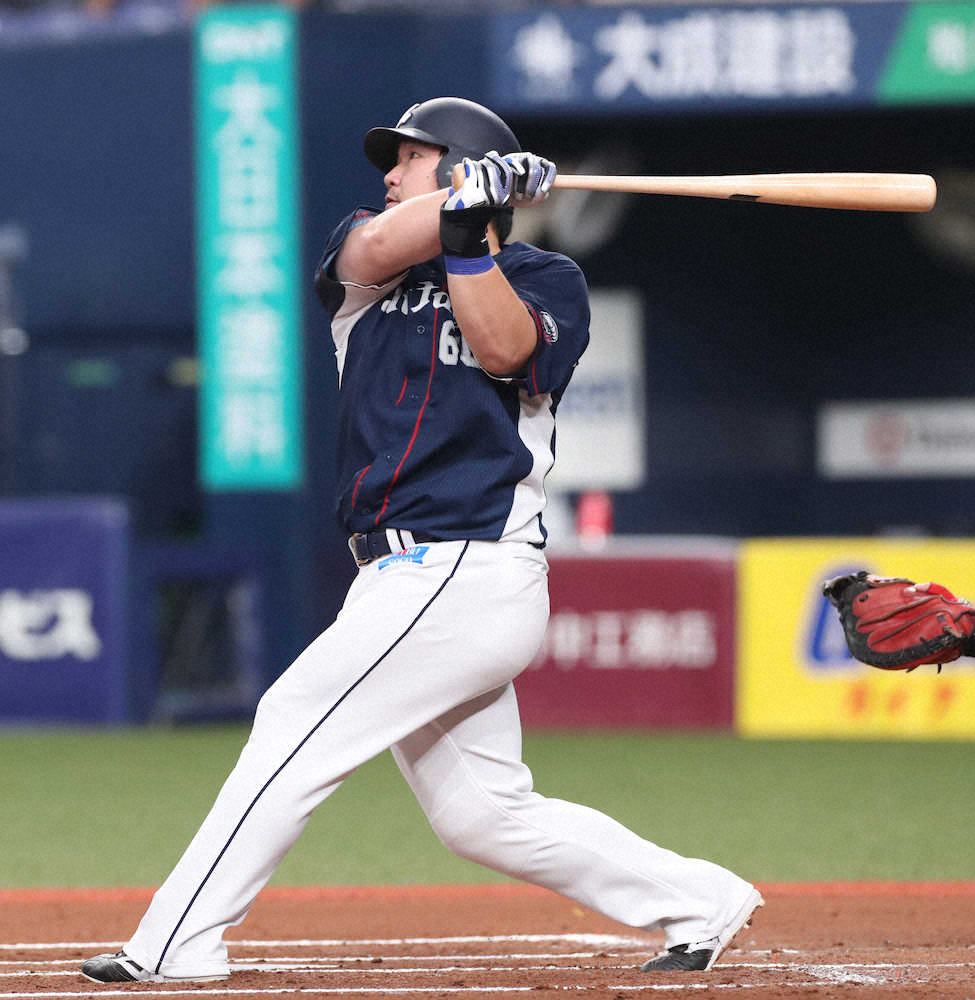 【画像・写真】＜オ・西＞6回2死、西武・中村は右中間へ本塁打を放つ（撮影・平嶋　理子）　　　　　　　　　　　　　　　　　　　　　　　　　　　　　　　　　　　　　　　　　　　　　　　　　　　　　　　　