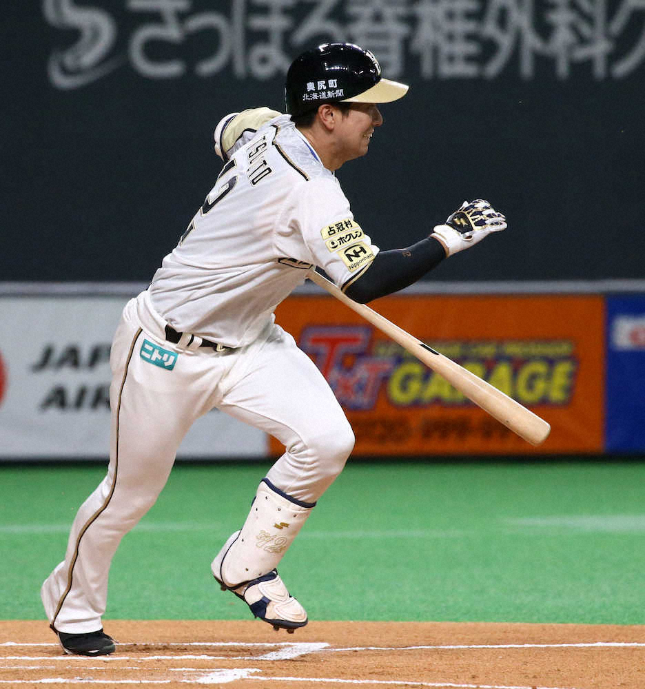 【画像・写真】＜日・楽＞初回無死一塁、左安打を放つ日本ハム・松本（撮影・高橋茂夫）