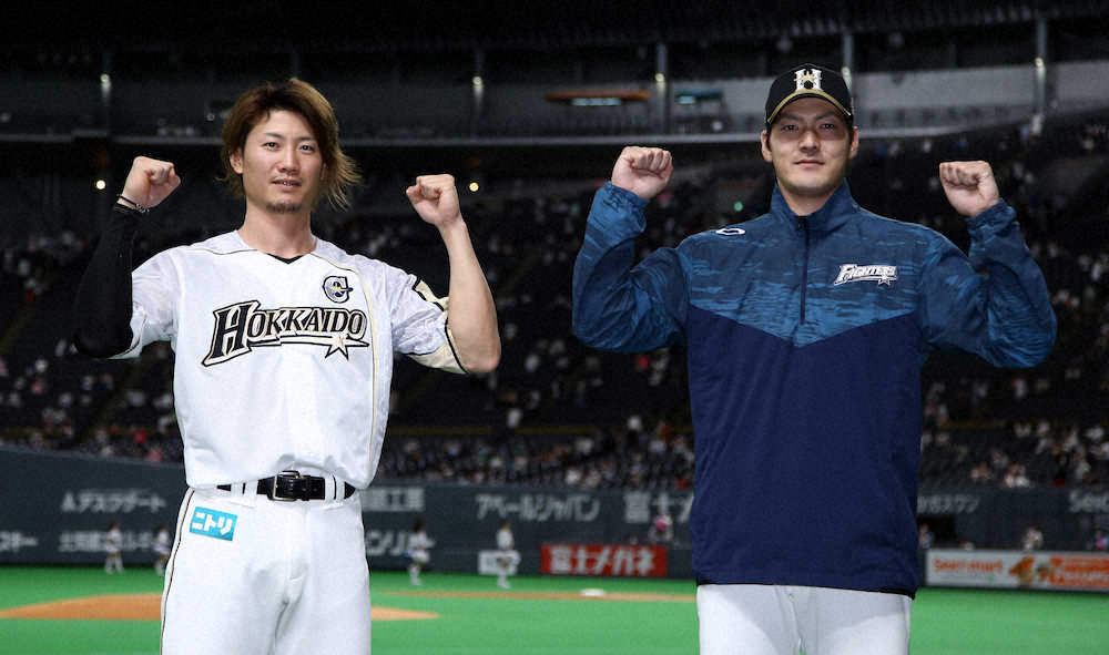 【画像・写真】＜日・楽＞投打のヒーロー有原（右）と西川（左）はガッツポーズで写真に収まる（撮影・高橋茂夫）