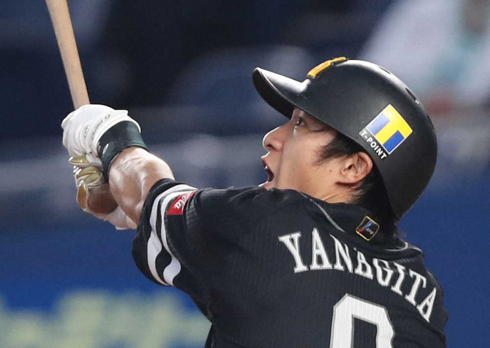 【画像・写真】＜ロ・ソ＞4回無死一塁、ソフトバンクの柳田は中越え本塁打を放つ（撮影・西川祐介）
