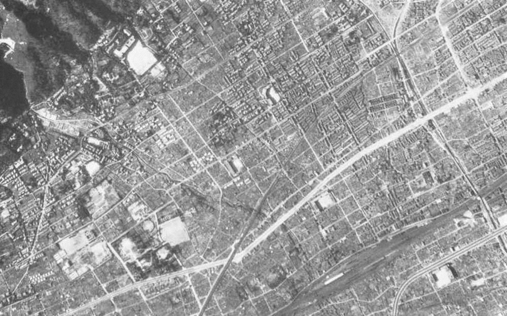 終戦後、神戸市灘区の航空写真（1947年8月20日撮影）。中央付近が川上哲治らが暮らした五毛＝国土地理院空中写真閲覧サービス＝