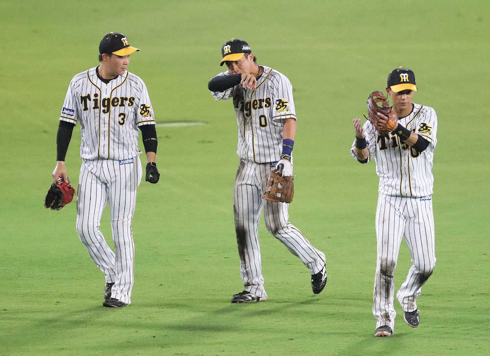 【画像・写真】阪神・木浪が“シャチホコキャッチ”で一回転好捕