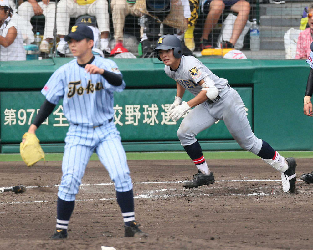 15年8月日 夏の高校野球決勝 仙台育英 東海大相模 3回 仙台育英 郡司が東海大相模 小笠原 左 から右前適時打を放つ スポニチ Sponichi Annex 野球