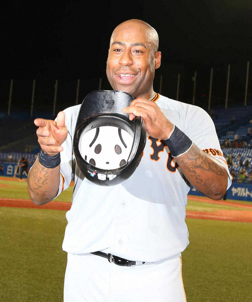 【画像・写真】＜ヤ・巨＞カメラマンの要望で「くるりんぱ」パフォーマンスを披露する巨人・ウィーラー（撮影・木村　揚輔