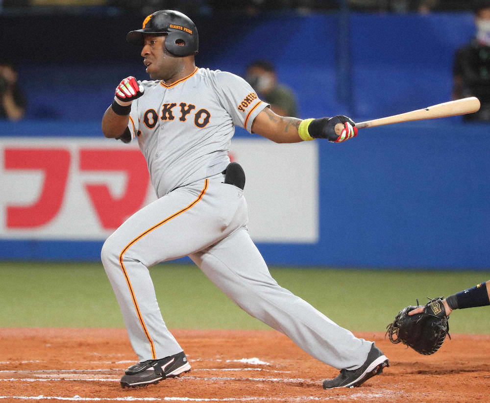 【画像・写真】＜ヤ・巨＞6回2死一、二塁、左前に勝ち越し適時打を放つ巨人・ウィーラー（撮影・木村　揚輔）