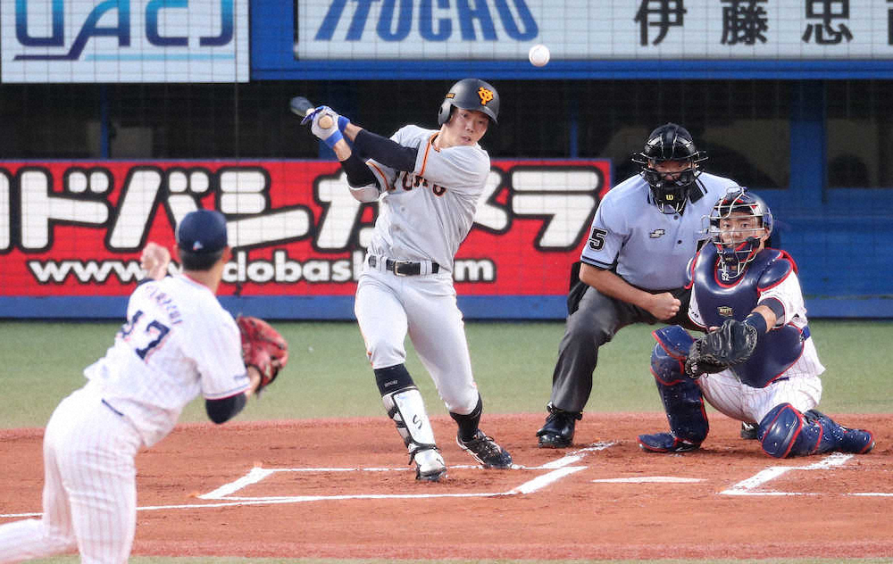 【画像・写真】＜ヤ・巨＞初回1死、二塁内野安打を放つ巨人・松原（投手・高橋）（撮影・吉田　剛）