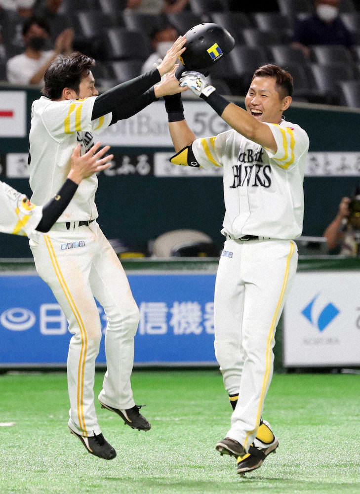【画像・写真】＜ソ・オ＞サヨナラ打を放ち、川瀬と喜ぶ中村晃（右）（撮影　中村達也）