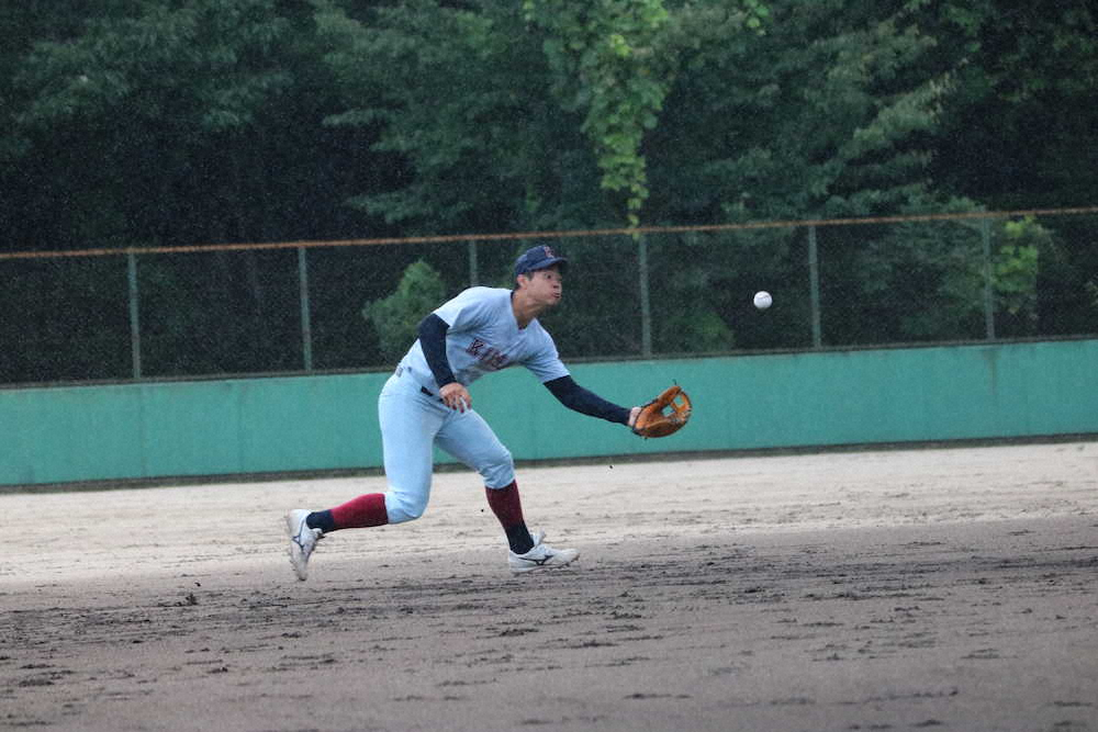 【画像・写真】近大・佐藤　負傷から復帰後初安打はフェンス直撃二塁打！スカウトの前でパワー発揮