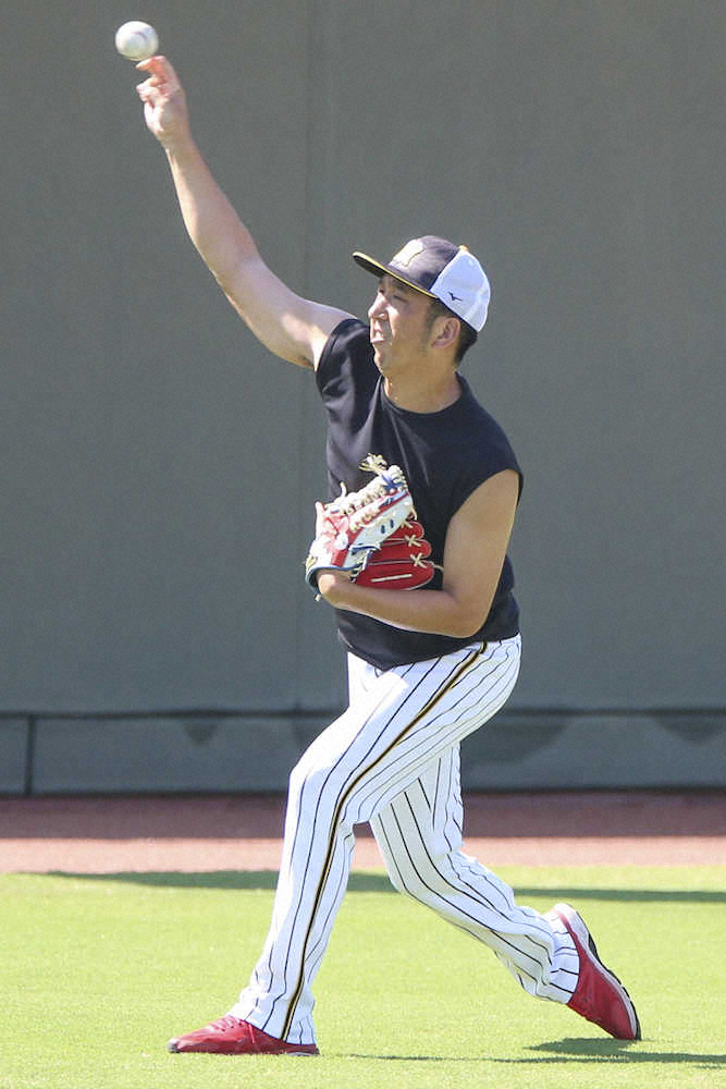 【画像・写真】阪神・球児　離脱後初の屋外キャッチボール　安藤コーチ「順調」