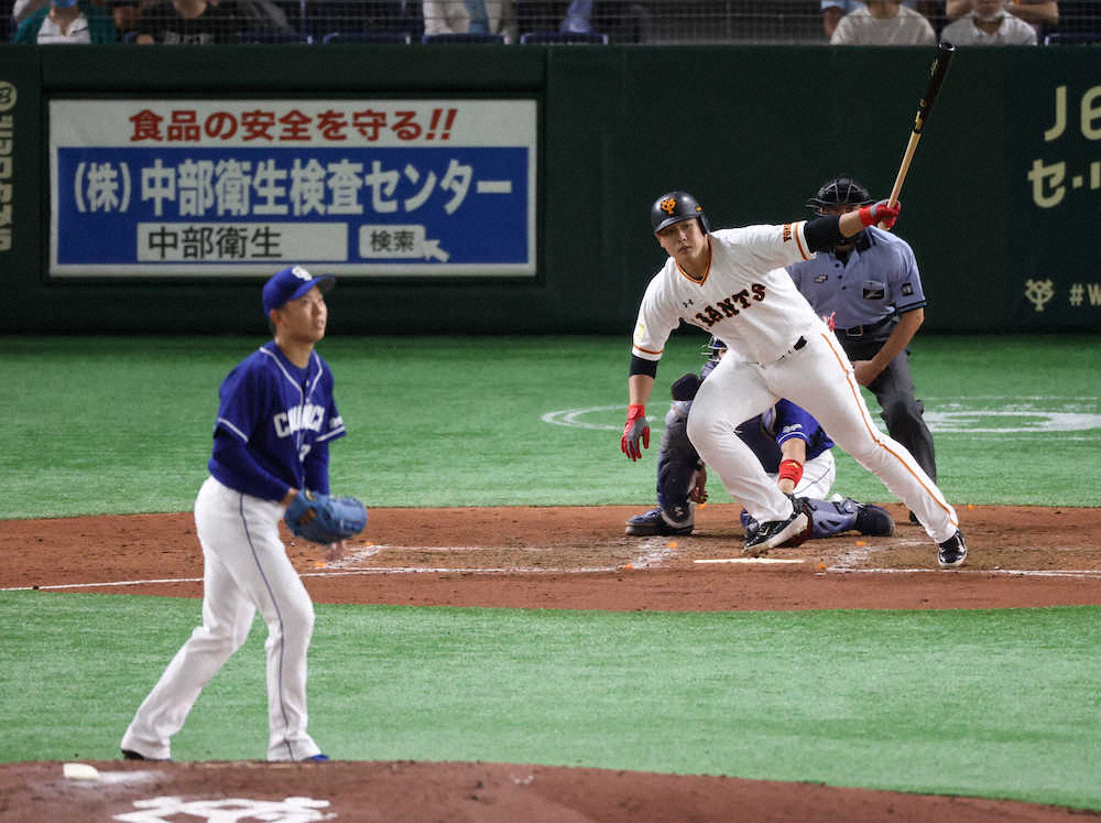 【画像・写真】＜巨・中＞4回1死三塁、岡本は適時二塁打（撮影・小海途　良幹）