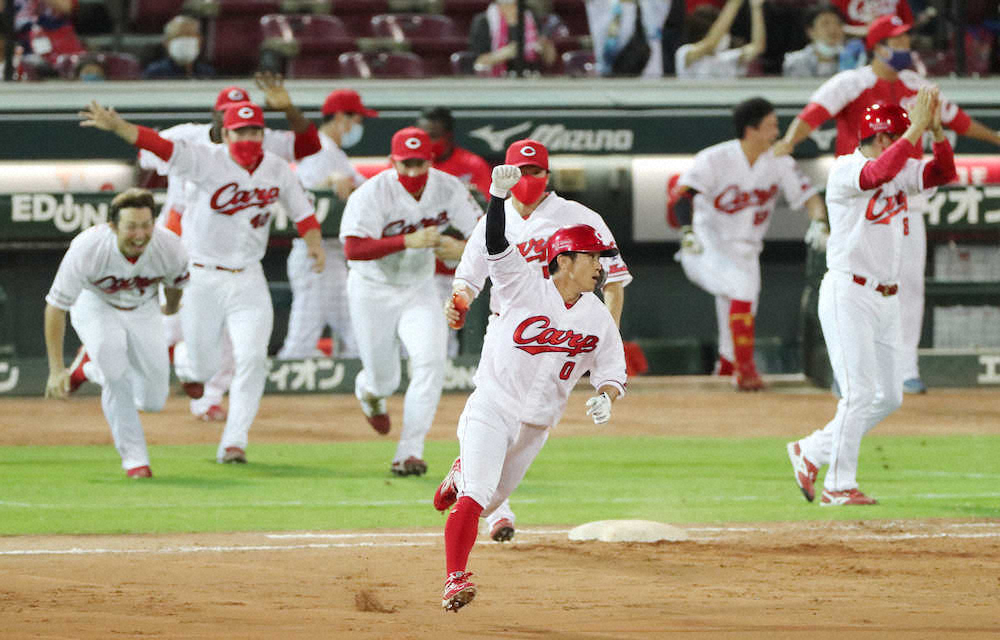 【画像・写真】広島　今季初のサヨナラ勝ち、上本が決めた　阪神3連勝でストップ