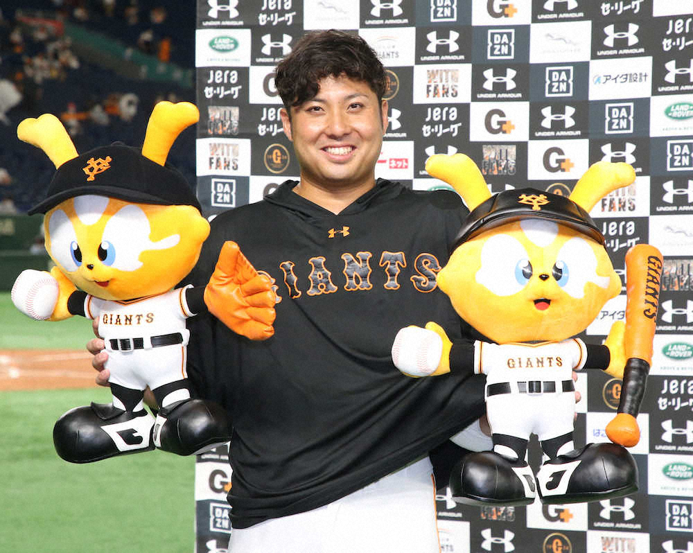巨 中 投打に活躍した今村は 野手がもらうジャビット人形も手に笑顔を見せる 撮影 森沢裕 スポニチ Sponichi Annex 野球