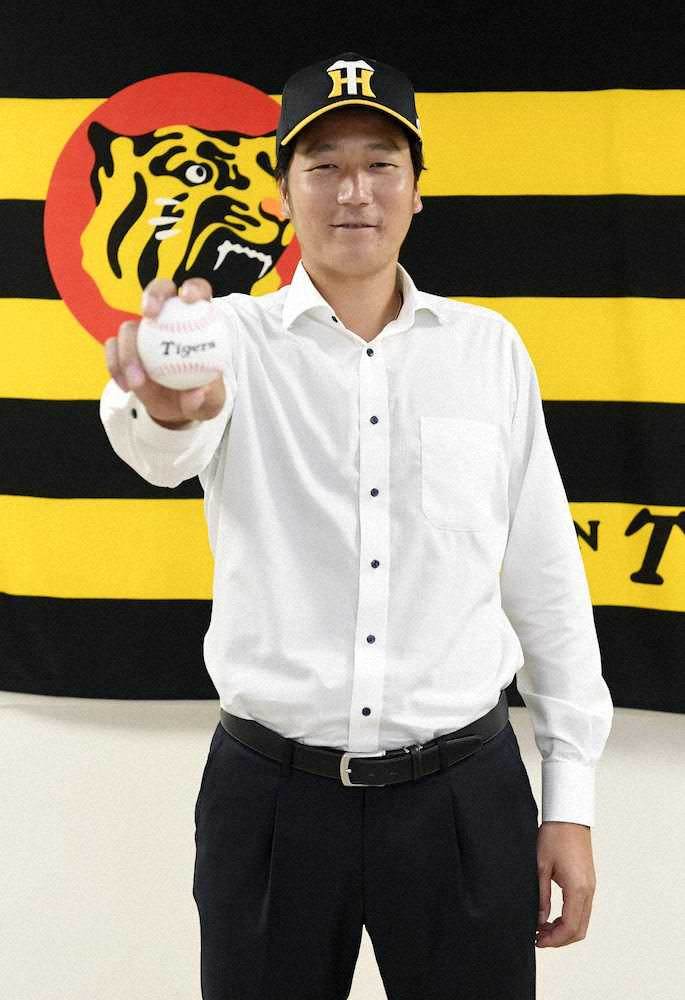 【画像・写真】阪神にトレード移籍の小林が入団会見　西勇と再び同僚「いち早く連絡していただいた」