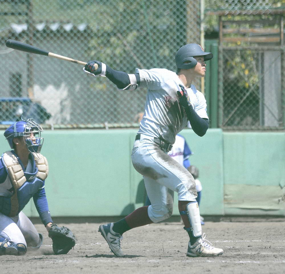 【画像・写真】近大のドラフト候補・佐藤　OP戦で豪快2ラン、体勢崩されてもパワー見せつけた