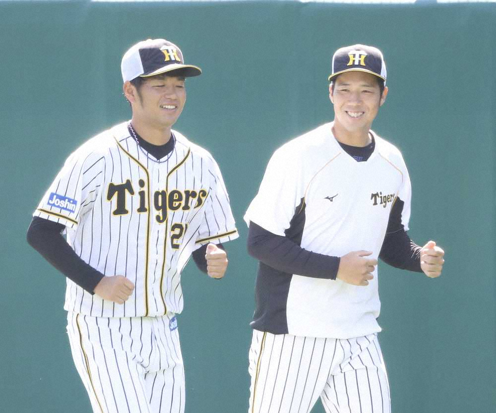 ＜阪神投手指名練習＞　笑顔でウォーミングアップをおこなう高橋（左）と青柳（撮影・大森　寛明）