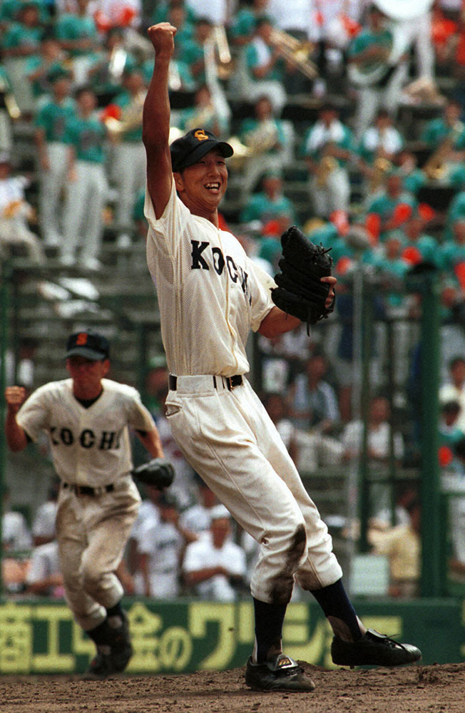 1997年8月、第79回全国高校野球選手権大会で旭川大高を下しガッツポーズの高知商・藤川