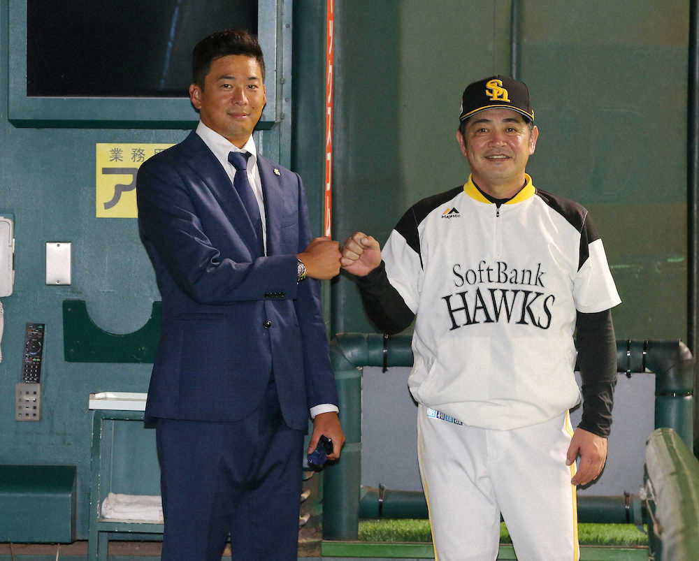 【画像・写真】会見を終えペイペイドームのグラウンドに姿を見せた渡辺雄（左）は投手練習を終えた工藤監督と笑顔でグータッチ（撮影・岡田　丈靖）