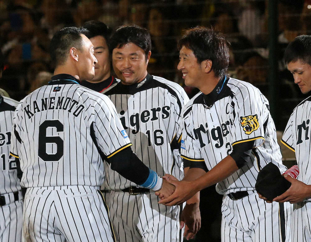 金本（左）の引退試合で握手をかわす藤川