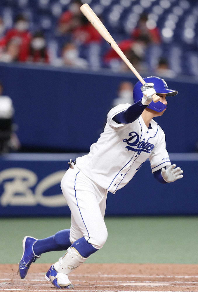 ＜中・広＞5回2無死、京田は右線三塁打を放つ（撮影・椎名　航）