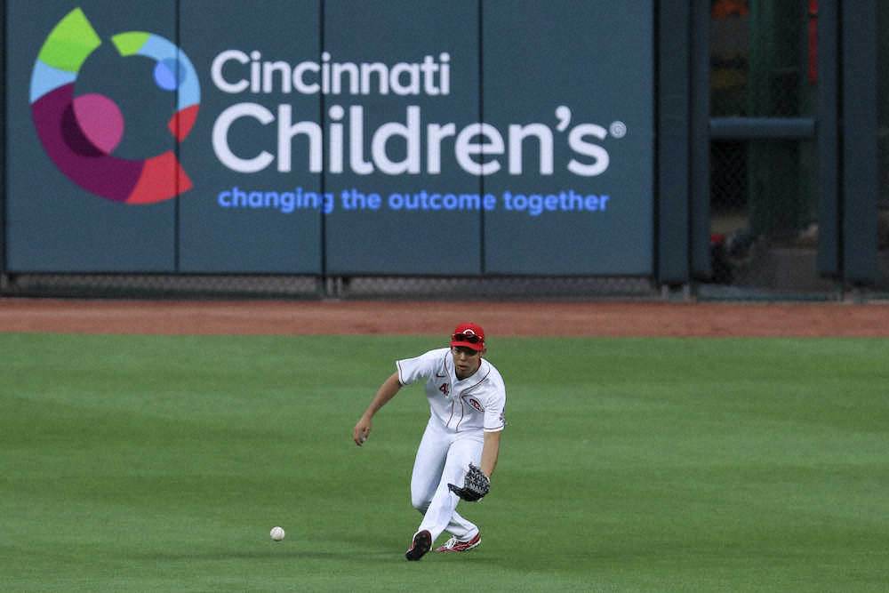 【画像・写真】＜レッズ・カージナルス＞打球を追うレッズ・秋山（AP）