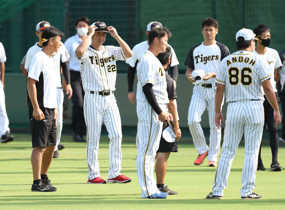 2軍の全体練習前のミーティングに参加する藤川球児（左から2人目）＝鳴尾浜球場