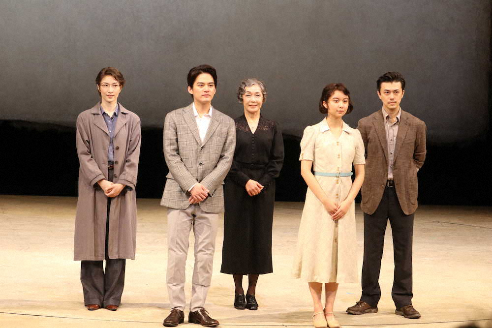 【画像・写真】会見に出席した（前列左から）中山優馬、上白石萌歌、（後列左から）早霧せいな、キムラ綠子、勝地涼（撮影・糸賀日向子）