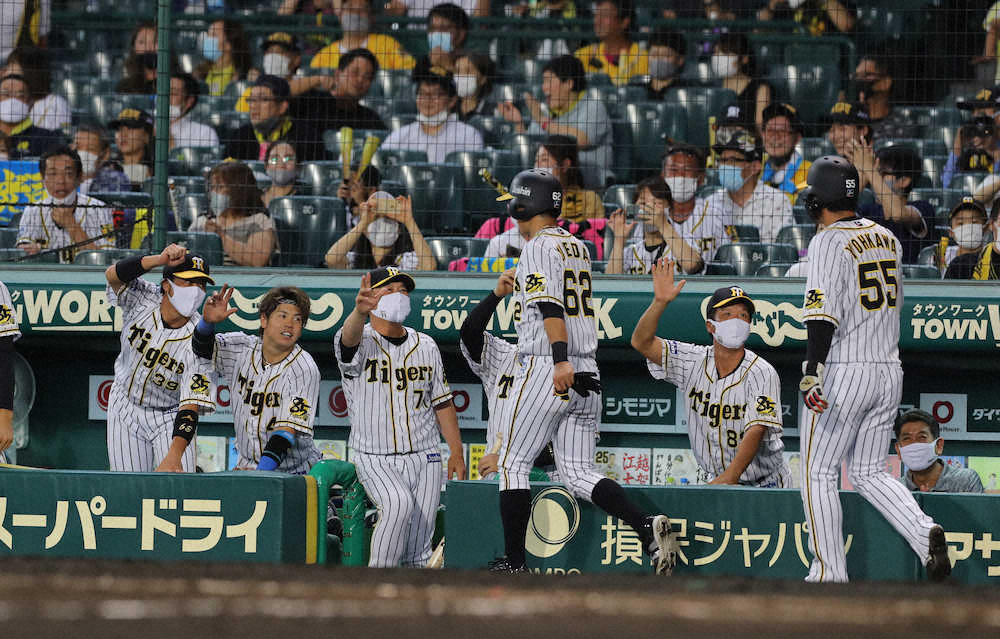 【画像・写真】阪神　まさかの逆転劇　一、二塁間への“けん制球”