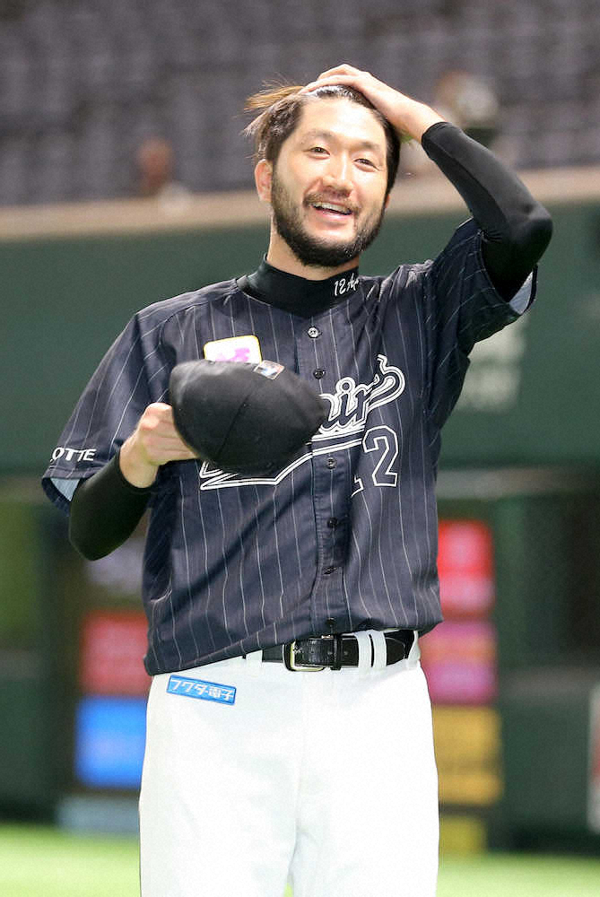 【画像・写真】＜ソ・ロ＞ヒーローインタビューを終え笑顔を見せるロッテ石川（撮影　中村達也）