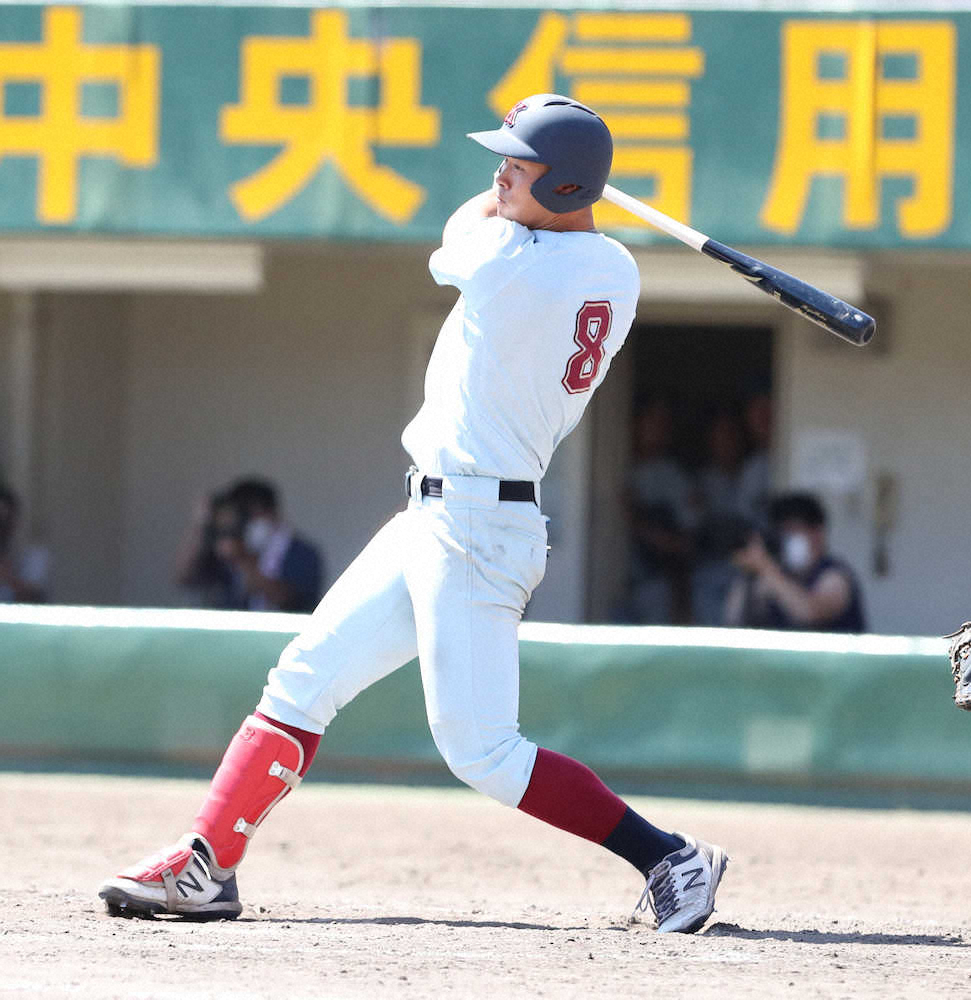 【画像・写真】ドラフト上位候補の近大・佐藤　二塁打放つも今季初公式戦は黒星「反省点がいっぱい」