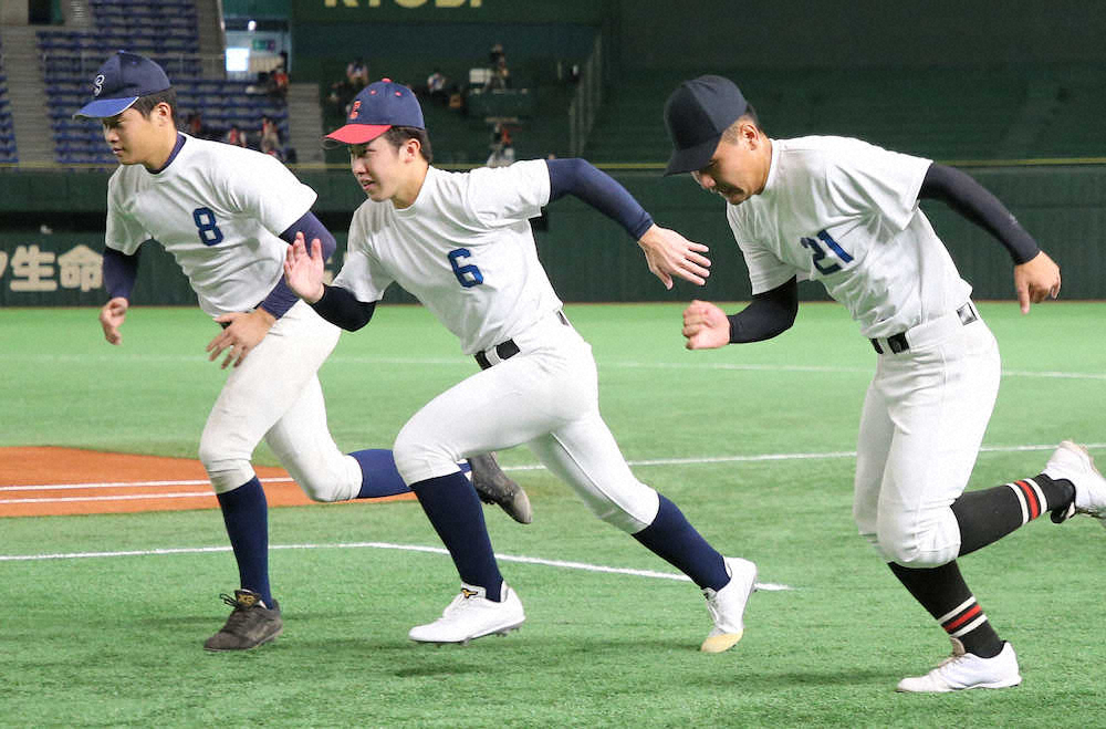 【画像・写真】＜プロ志望高校生合同練習会＞ダッシュする（左から）佐和・黒田晃大、大崎中央・氏家蓮、弘前東・藤田青空（撮影・吉田　剛）