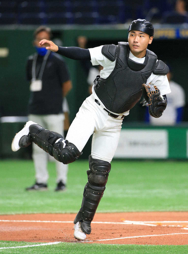 【画像・写真】＜プロ志望高校生合同練習会＞シートノックで軽快な動きを見せる弘前東・藤田（撮影・西尾　大助）