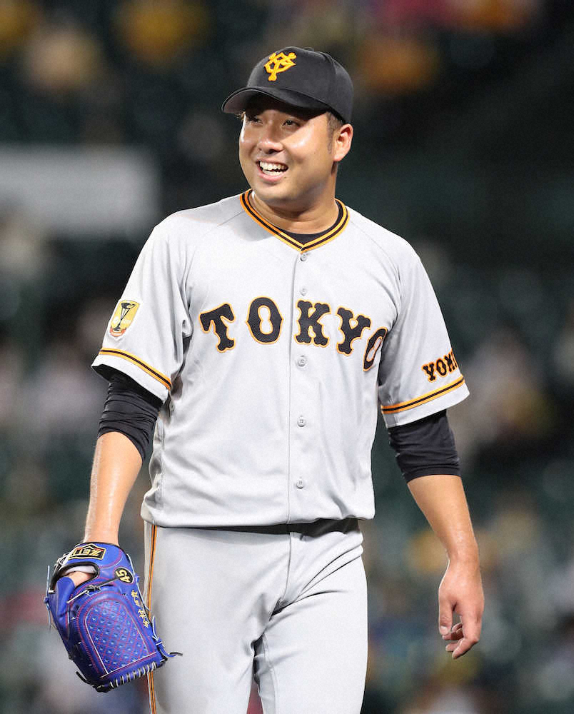 【画像・写真】＜神・巨＞8回を投げ終え笑顔でベンチに戻る巨人・今村（撮影・大森　寛明）
